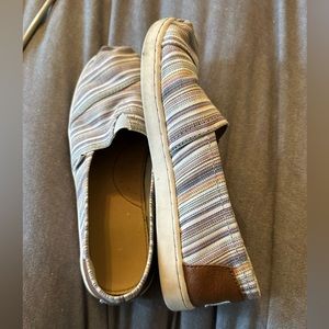 Women’s Toms sz 6